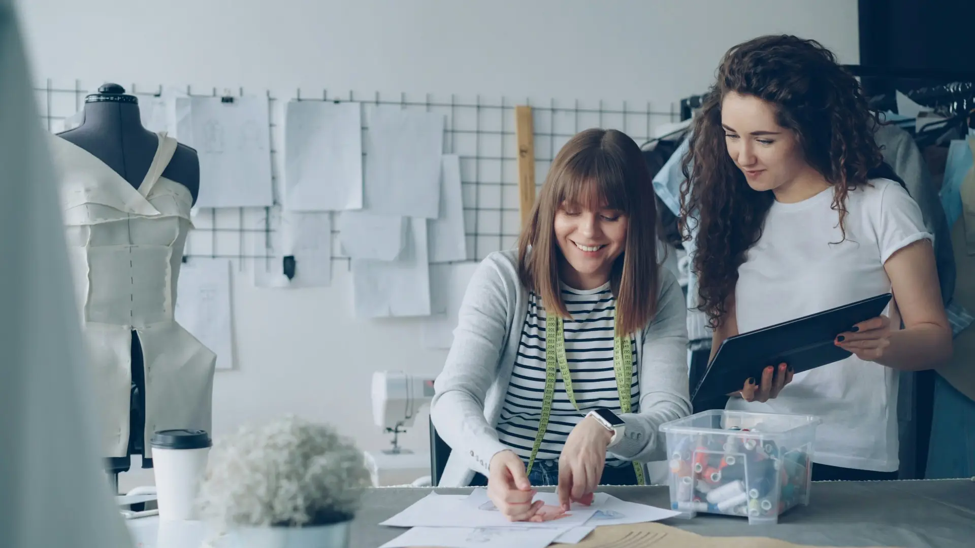 Deux professionnelles échangent autour d'un plan de compétences dans un atelier